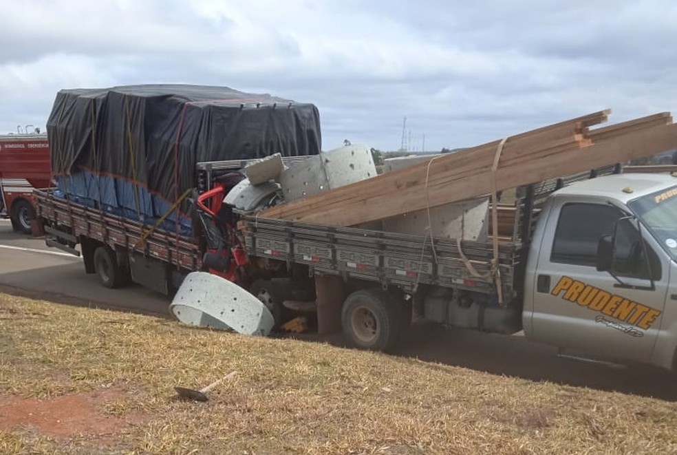 Caminhões bateram em rodovia de Capão Bonito — Foto: Arquivo pessoal