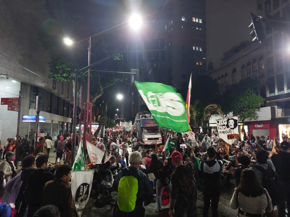 Manifestantes se reúnem no Centro do Rio em ato pela democracia — Foto: Raoni Alves/g1 Rio 