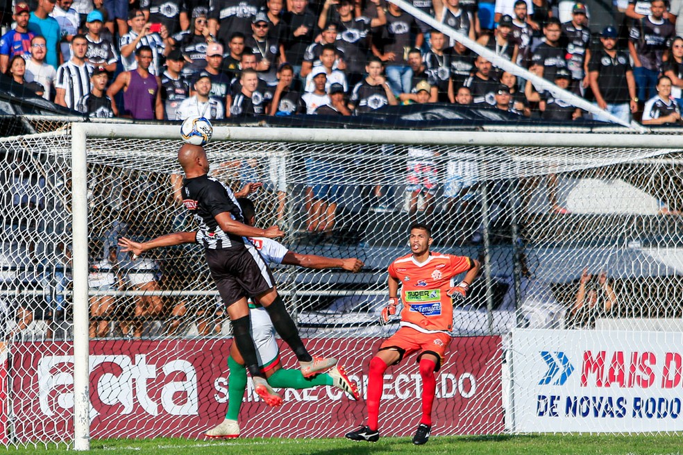 Goleiro Matheus em ação contra o ASA na final da Copa Alagoas — Foto: Ailton Cruz/Gazeta de Alagoas