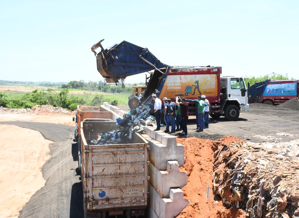 Prefeitura de Presidente Prudente iniciou transporte de lixo para Adamantina — Foto: Marcos Sanches/Secom