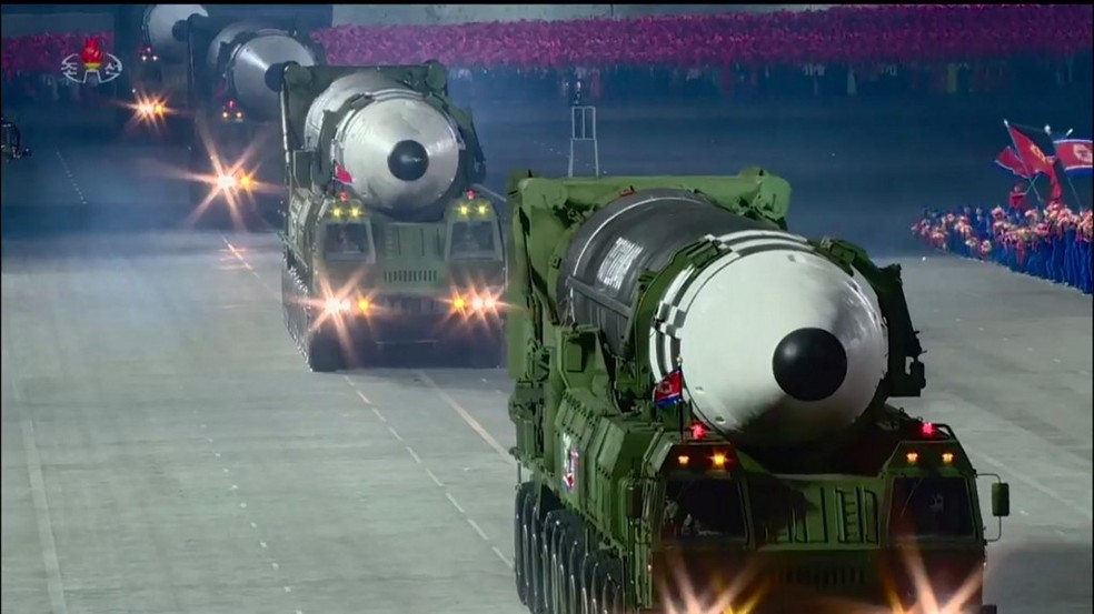 Coreia do Norte exibe míssil em desfile militar, analistas dizem se tratar do 'maior míssil de combustão líquida' já visto. Caminhões com 11 eixos transportaram os dois artefatos militares. — Foto: KCNA VIA KNS / AFP