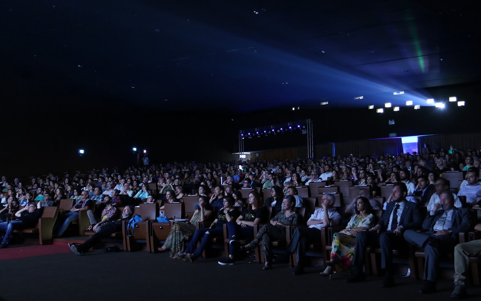Público assistindo filme do festival de cinema  no Cine Brasília — Foto: André Borges/Agência Brasília