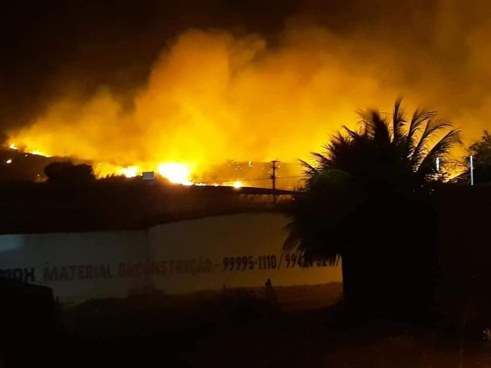 IncÃªndio em vegetaÃ§Ã£o ameaÃ§a atingir casas no Bairro Senharol, no municÃ­pio de VÃ¡rzea Alegre. â€” Foto: DivulgaÃ§Ã£o/ Corpo de Bombeiros