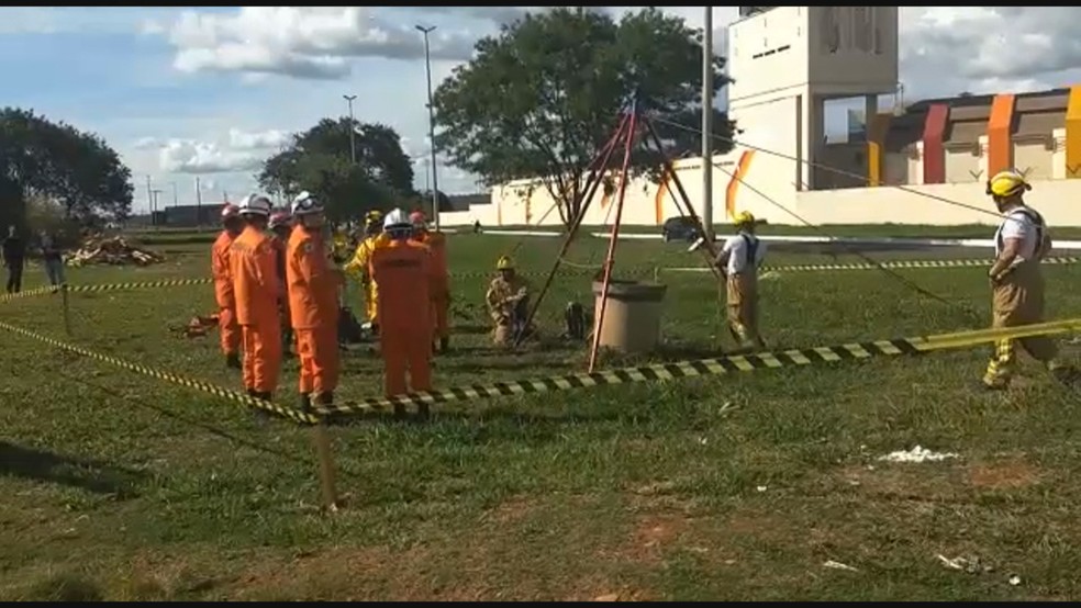 Bombeiros retiram corpo encontrado em cisterna em Taguatinga, no DF — Foto: CBMDF/Divulgação