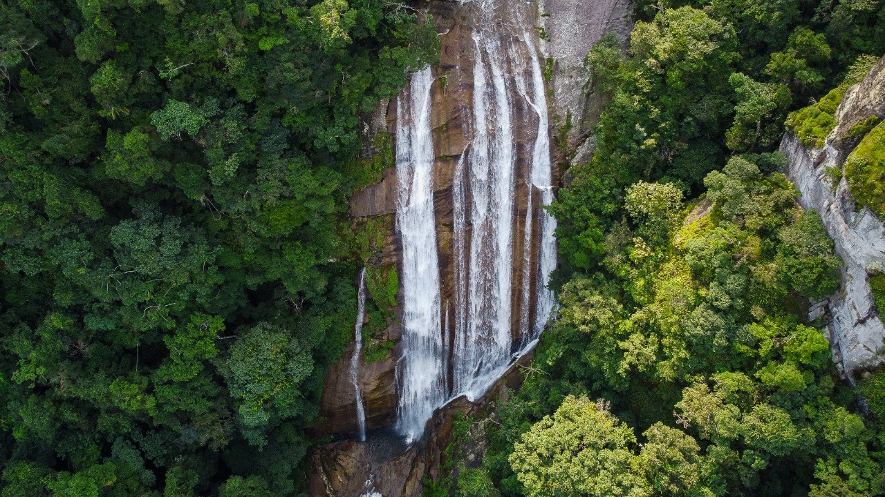 Cachoeira do Gato é reaberta para visitação de turistas em Ilhabela, SP