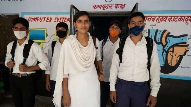 Meenakshi é a única menina da primeira turma de ciências do 11º ano (equivalente ao penúltimo ano do ensino médio) na sua escola (Foto: RUHANI KAUR via BBC)