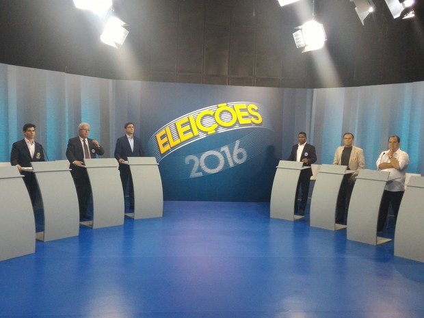 Candidatos à Prefeitura de São Vicente já estão posicionados para o debate na TV Tribuna (Foto: LG Rodrigues / G1)
