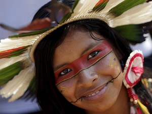 29/10 - Uma indígena da tribo Pataxó posa para fotos após participar de um desfile de beleza durante os Jogos Mundiais Indígenas 2015 em Palmas (TO) (Foto: Ueslei Marcelino/Reuters)