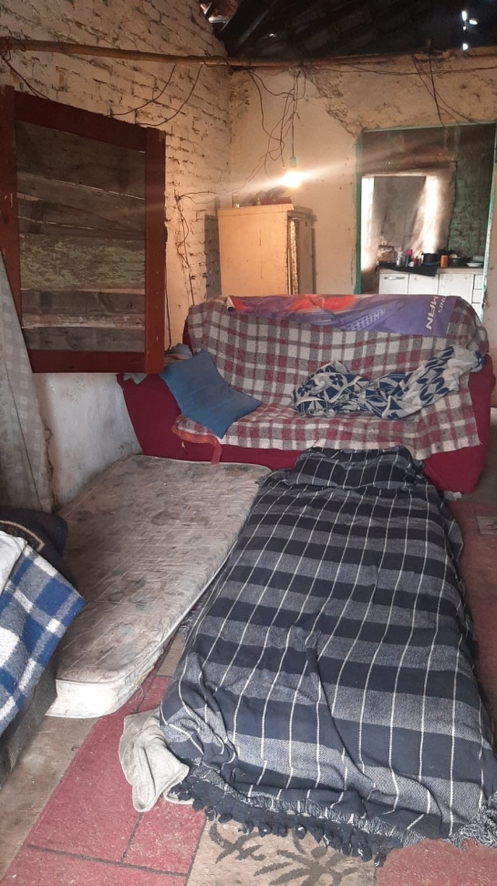 Mulher era obrigada a tomar banho na sal, onde todos dormiam também  — Foto: Polícia Civil/ Divulgação