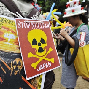 Manifestação contra o uso da energia nuclear realizada em Tóquio, neste domingo  (Foto: Kimimasa Mayama/EFE)