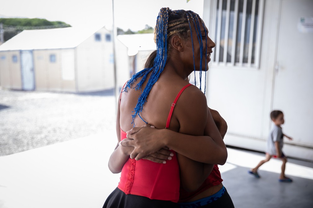 Perla abraça uma amiga venezuelana no abrigo da Operação Acolhida onde vivem temporariamente, em Boa Vista — Foto: Fábio Tito/g1