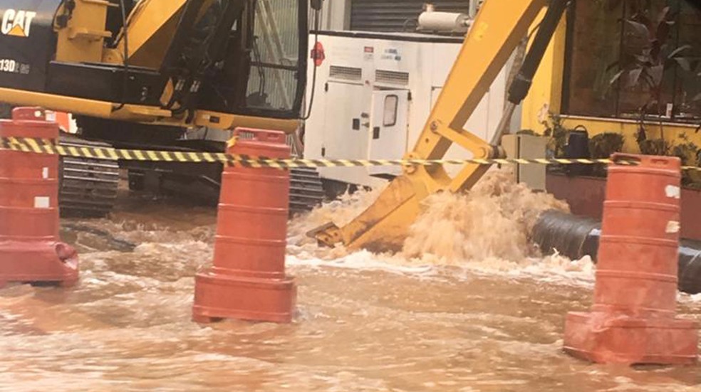 Obra da Sabesp provoca vazamento de água em Pinheiros e problema só deve ser resolvido na madrugada desta segunda-feira (12), na Zona Oeste de São Paulo — Foto: Renato Franzini