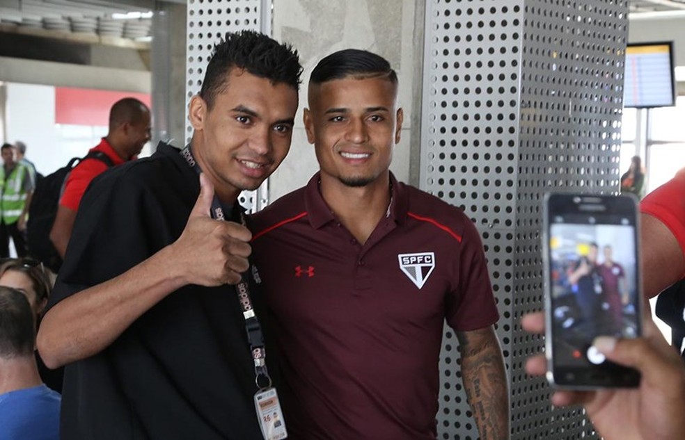 Everton tira foto com torcedor do SÃ£o Paulo, em Fortaleza (Foto: Rubens Chiri / saopaulofc.net)