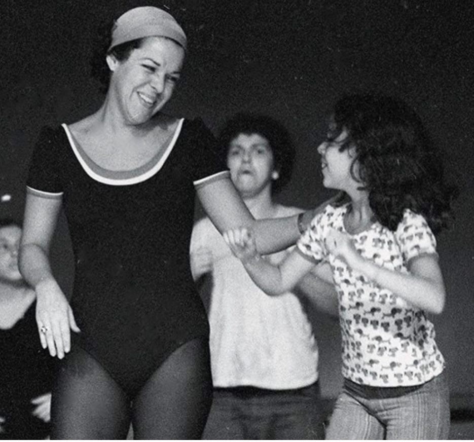 Miucha e a filha, Bebel Gilberto, em ensaio do musical Os Saltimbancos (Foto: Reprodução Instagram/Bebel Gilberto)
