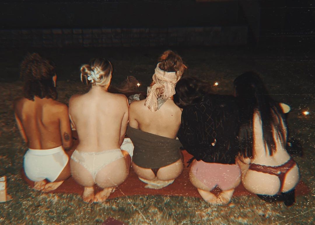 Paris Jackson em ritual para a Lua Cheia com amigas (Foto: reprodução instagram)