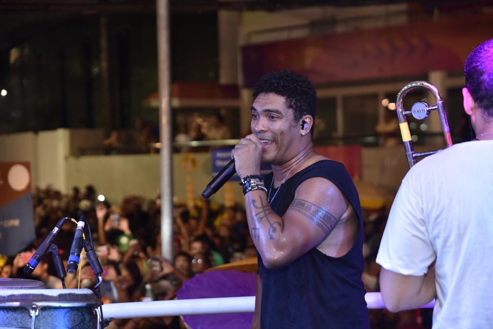 Denny Denan canta no Furdunço em Salvador. — Foto: Elias Dantas/Ag. Haack