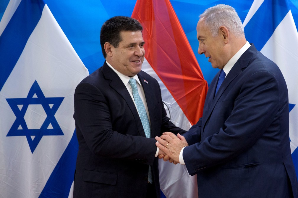 O presidente do Paraguai, Horacio Cartes, aperta as mÃ£os do primeiro ministro de Israel, Benjamim Netanyahu, na inauguraÃ§Ã£o da Embaixada do Paraguai em JerusalÃ©m (Foto: Sebastian Scheiner/ Reuters)