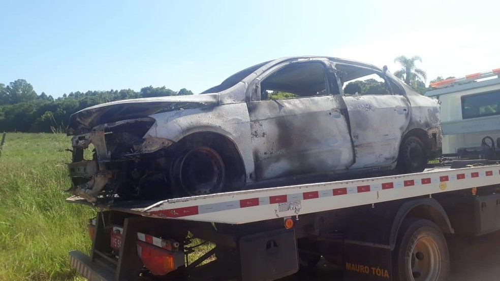 Carro foi encontrado queimado numa zona rural de Guaíba. — Foto: Brigada Militar/Divulgação