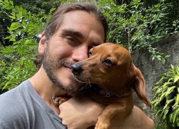 Gabriel Sater matando a saudade de seu cachorro (Foto: Instagram/@gabrielsateroficial/Reprodução)