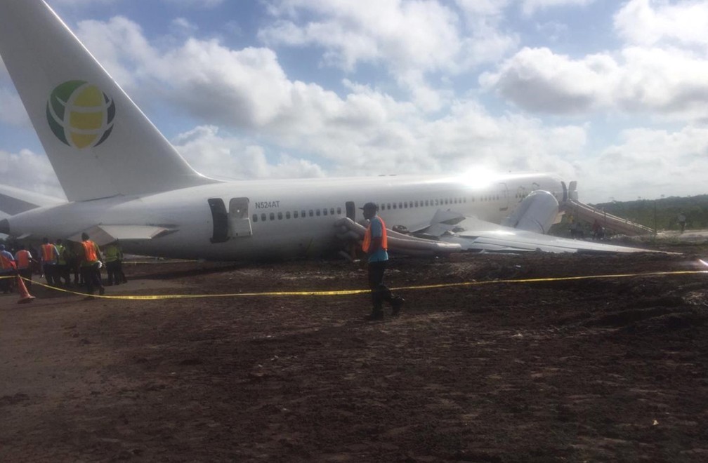 Avião fez pouso de emergência na Guiana — Foto: Reuters/Cheddi Jagan International Airport