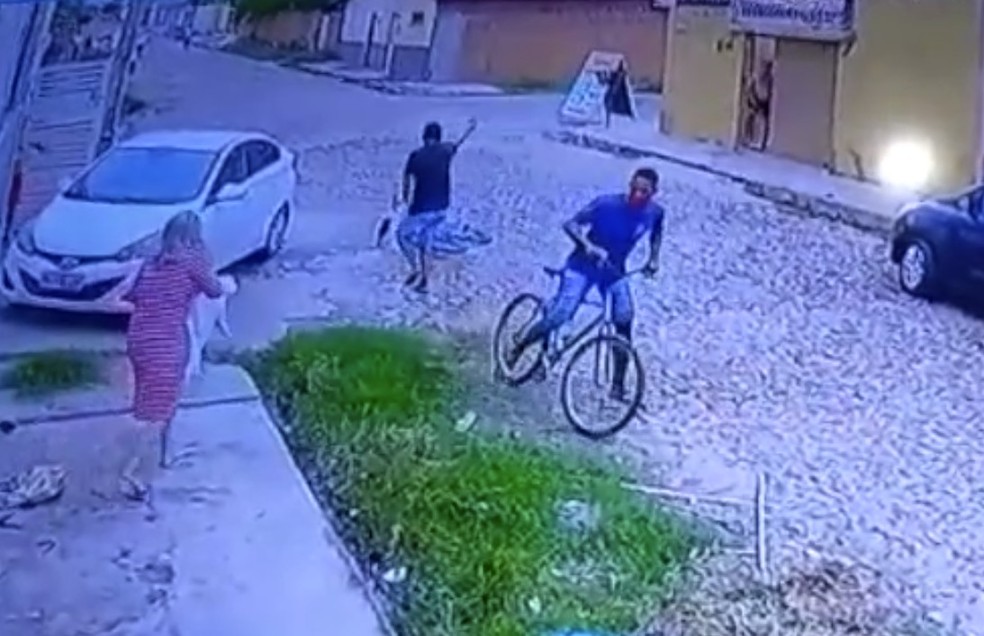 Assaltantes ameaçaram vizinho que presenciou a ação e fugiram de bicicleta — Foto: Reprodução/Arquivo pessoal