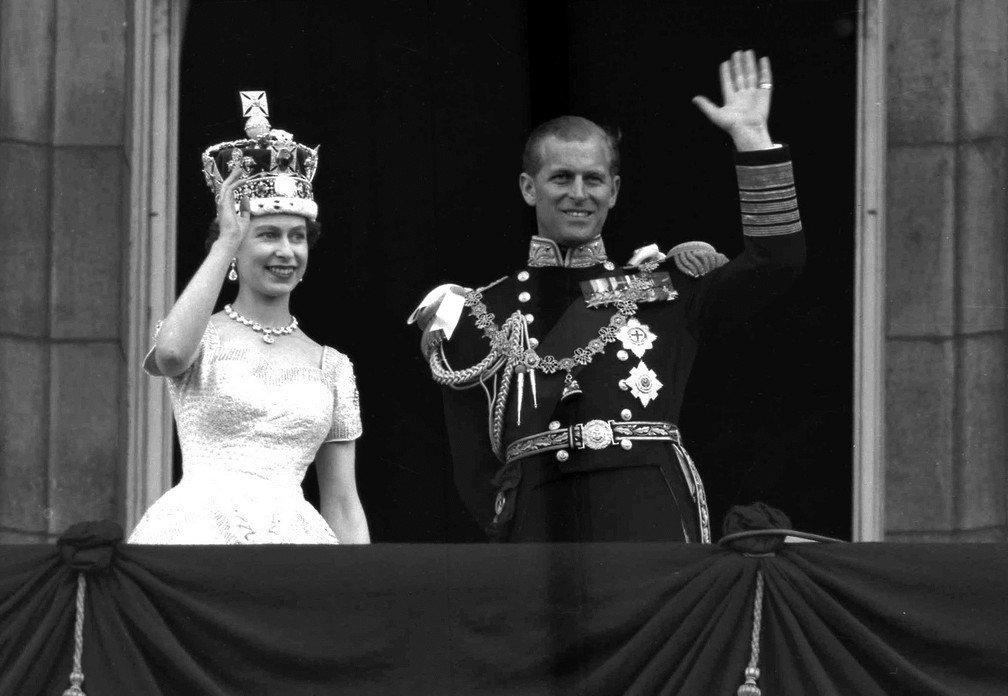 A Rainha Elizabeth II e o príncipe Philip acenam para o público que acompanhou sua coração, na na Abadia de Westminster. — Foto: ASSOCIATED PRESS