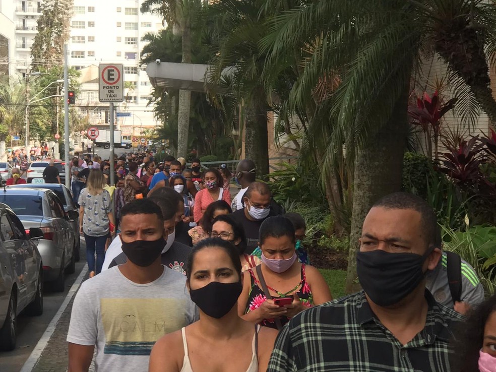 Multidão se reúne para reabertura do Brisamar Shopping em São Vicente — Foto: Vanessa Rodrigues/Jornal A Tribuna