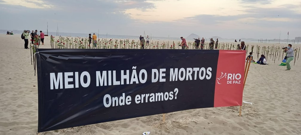 Faixa do Rio de Paz questiona onde o Brasil errou no combate ao coronavírus — Foto: Reprodução