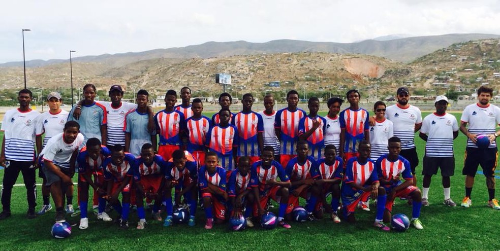 Badio (sétimo de pé, da esquerda para a direita, mais atrás) agradou aos técnicos do Pérolas Negras, no Haiti. — Foto: Rafael Novaes/Arquivo pessoal