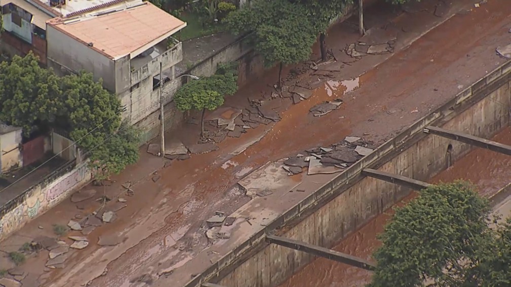 Avenida Tereza Cristina tomada por lama e com asfalto totalmente destruído — Foto: Globocop