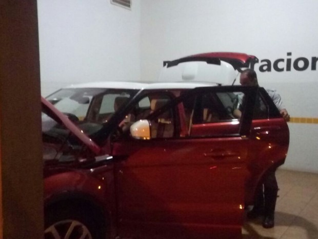 Carro de luxo não tinha drogas, mas era batedor do outro veículo com entorpecente (Foto: Polícia Rodoviária / Divulgação)