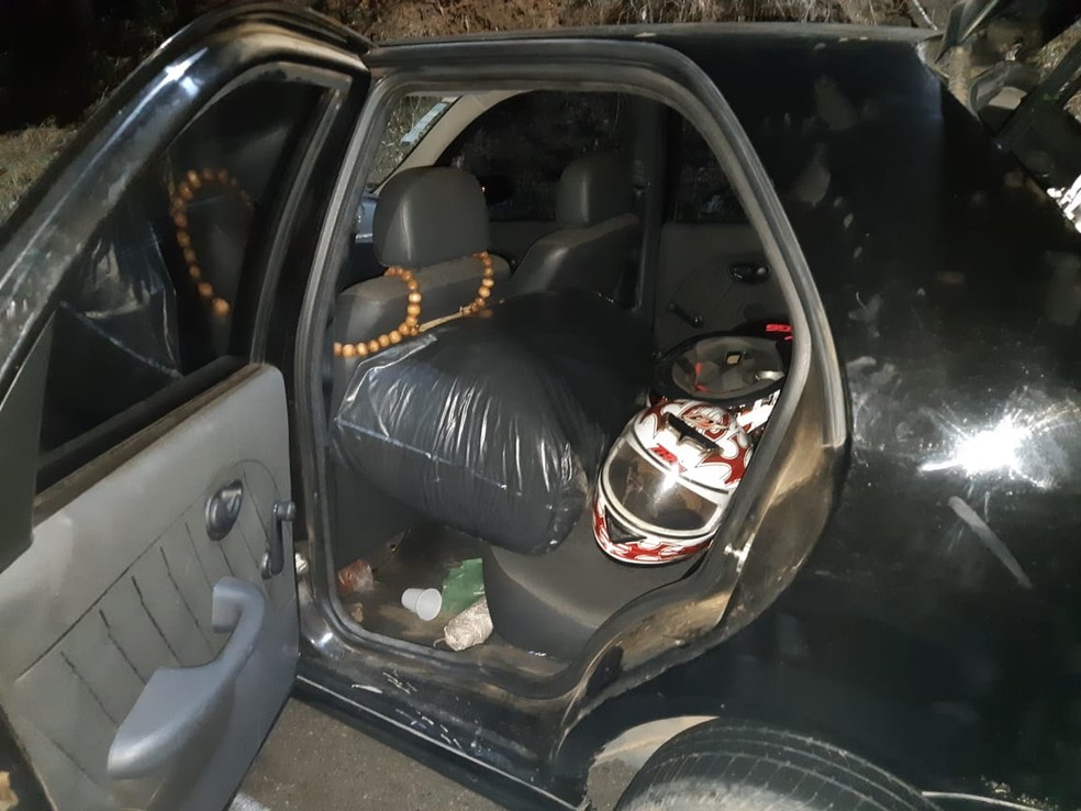 Droga apreendidas na BR-230, em Campina Grande, estava escondida em sacos dentro de carro &mdash; Foto: Divulga&ccedil;&atilde;o/PRF
