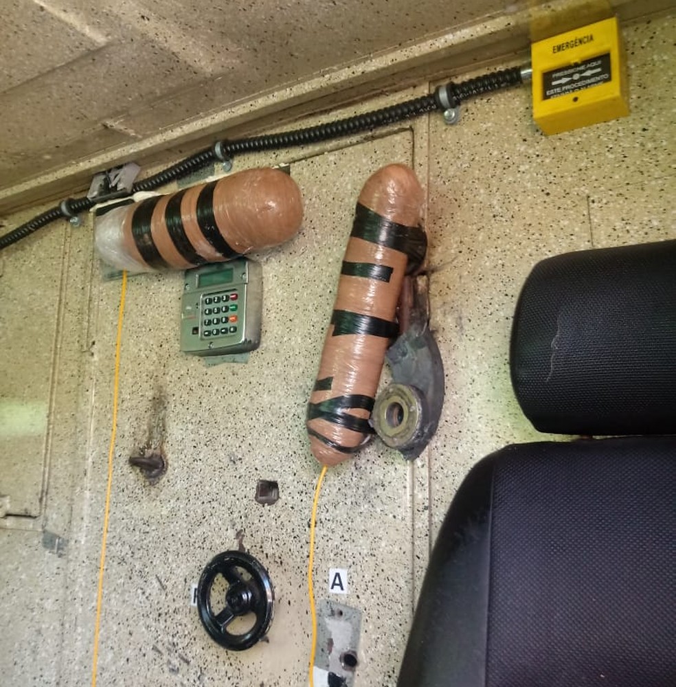 Explosivos foram instalados no cofre do carro-forte, na RN-084, mas criminosos fugiram antes da explosÃ£o, apÃ³s entrar em confronto com a PM â€” Foto: PM/DivulgaÃ§Ã£o