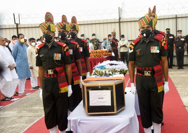 PATNA, INDIA - JUNE 17:  Army personnel pay tribute to Hawaldar Sunil Kumar, who was killed yesterday during the face-off between Indian and Chinese troops in Ladakh's Galwan Valley, during a wreath-laying ceremony at Jaiprakash Narayan Airport on June 17 (Foto: Hindustan Times via Getty Images)