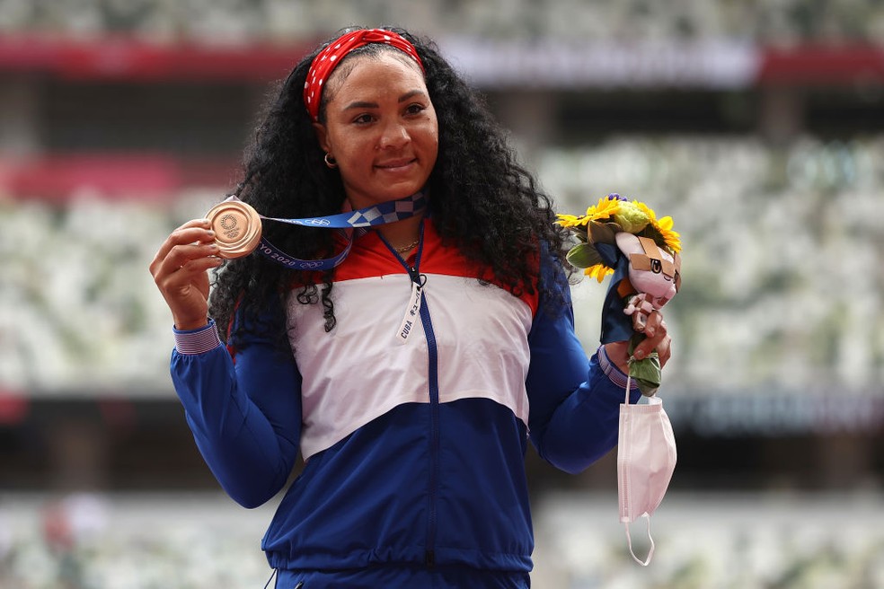 Yaimé Pérez com medalha de bronze após conquista no arremesso de disco nos Jogos Olímpicos de Tóquio — Foto: Cameron Spencer/Getty Images