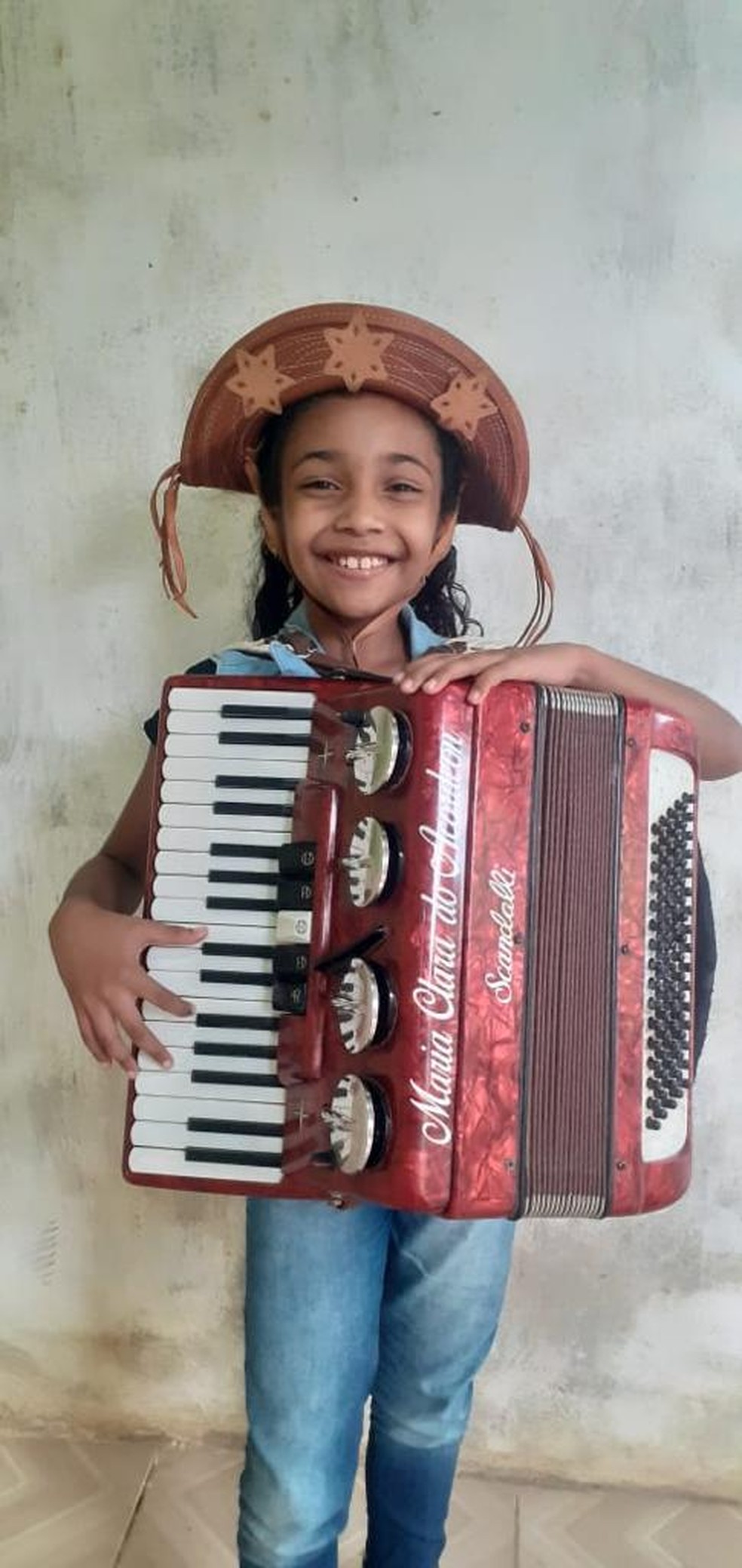 Inspirada em Luiz Gonzaga, Maria Clara toca sanfona no interior do Piauí — Foto: Reprodução Pessoal
