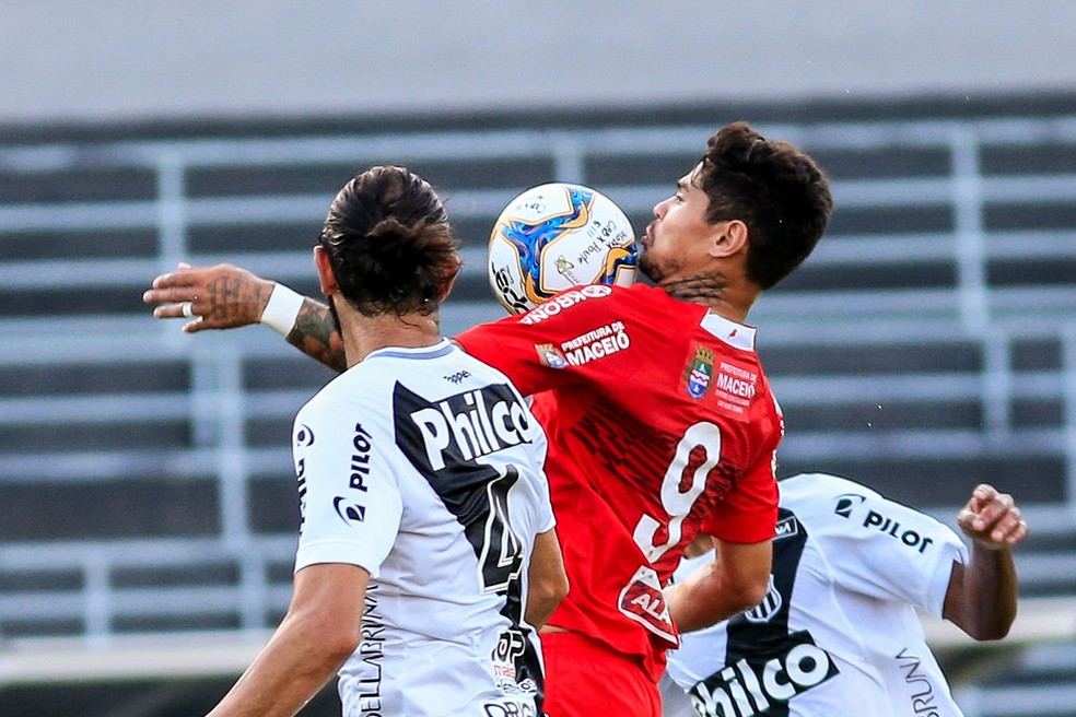 Léo Ceará é o artilheiro do CRB no Brasileiro, com 14 gols — Foto: Ailton Cruz - Gazeta de Alagoas