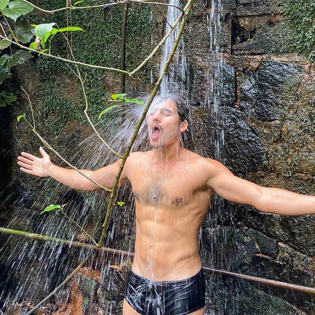 Recarregando as energias: em viagem com a namorada, Nicolas Prattes faz clique em cachoeira (Foto: Reprodução/Instagram)