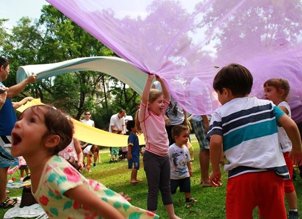 Atividades ao ar livre, incluindo uma aula de yoga, animam as crianças (Foto: Divulgação)
