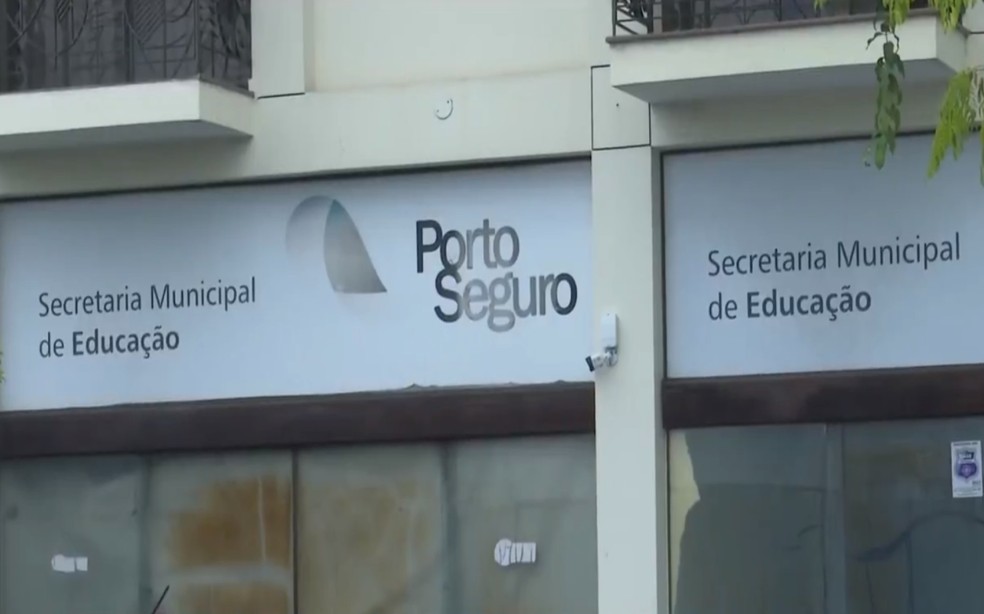 Professores cobram convocação e início dos trabalhos na Secretaria de Educação de Porto Seguro — Foto: Reprodução/TV Santa Cruz