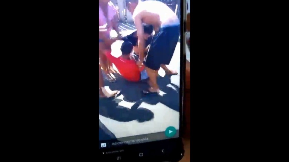 Policial é agredido por populares quando abordava suspeito (de camiseta vermelha) — Foto: Reprodução