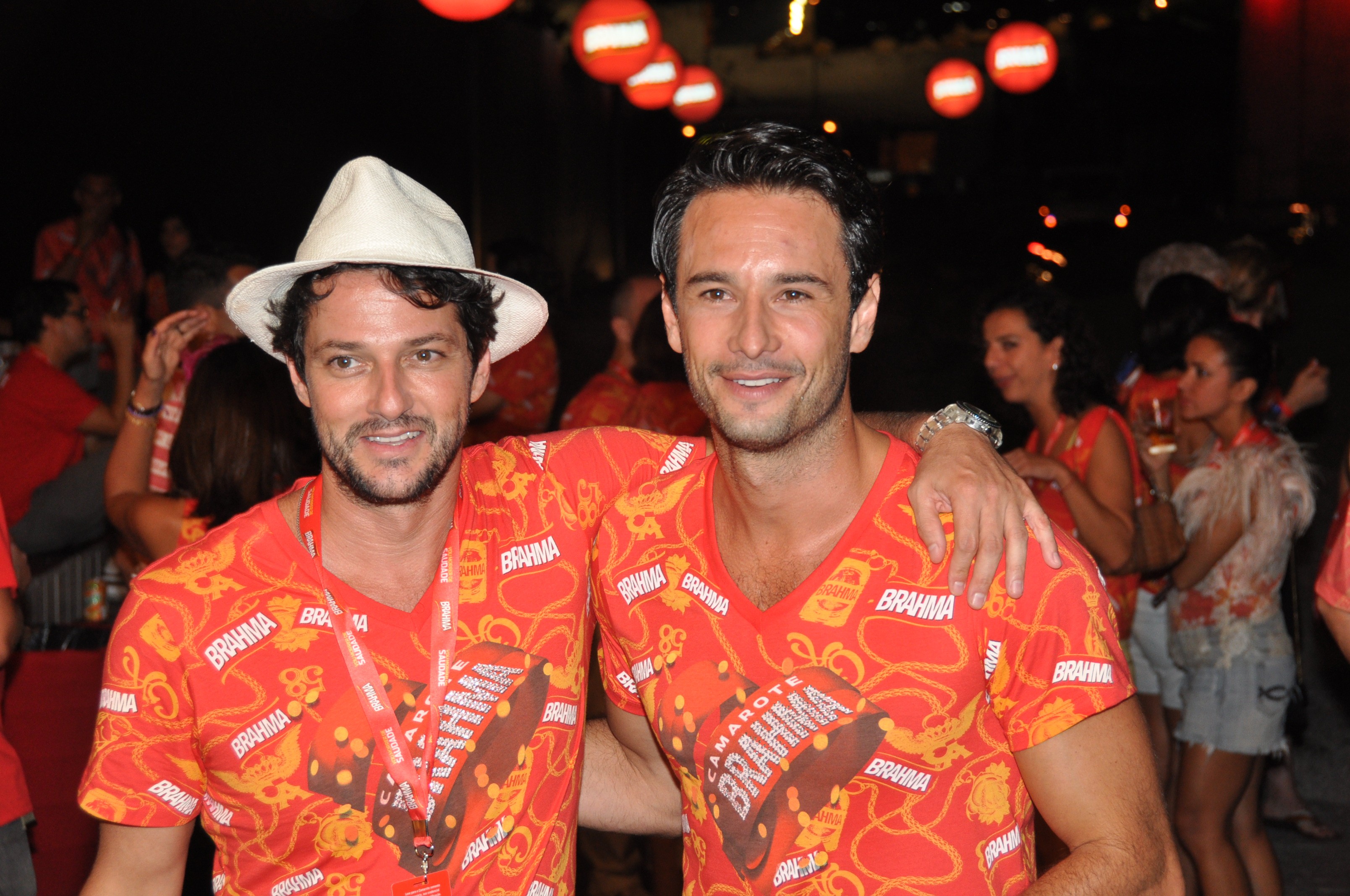 Rodrigo Santoro e Marcelo Serrado juntos no Carnaval de 2011 (Foto: Divulgação/Ambev/Marcello Bravo)