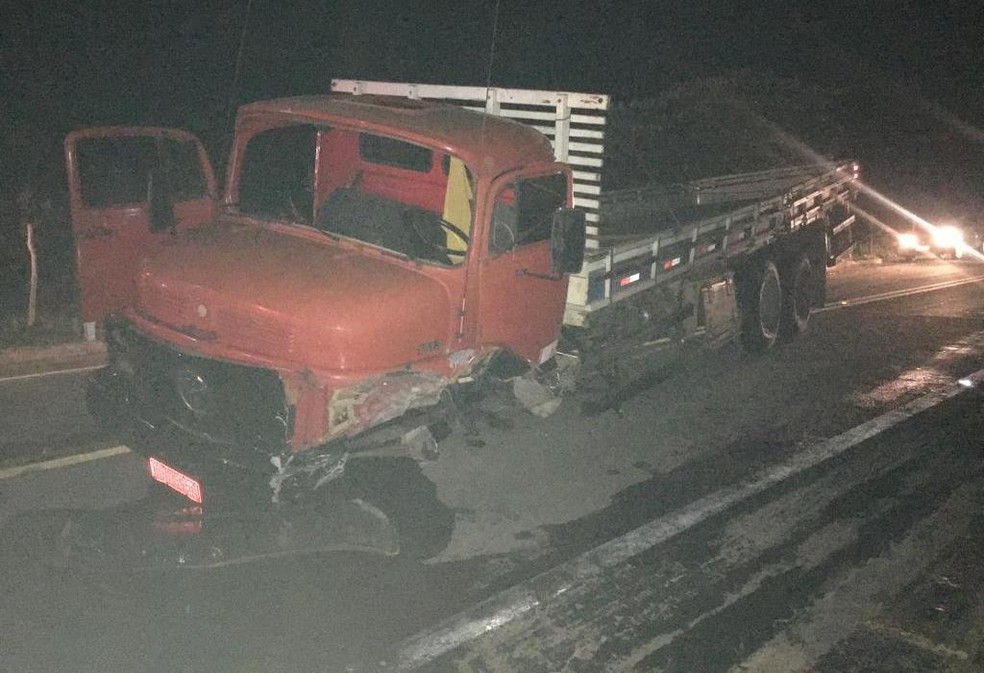 Motorista morreu após bater de frente com um caminhão — Foto: Polícia Militar Rodoviária/ Divulgação