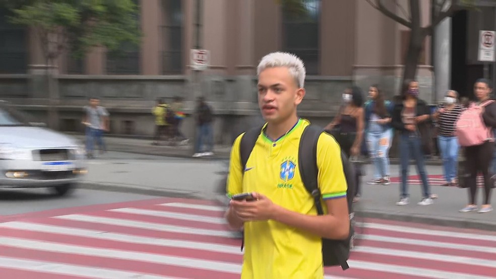 Torcedores amanhecem de verde e amarelo em BH. — Foto: TV Globo / Reprodução