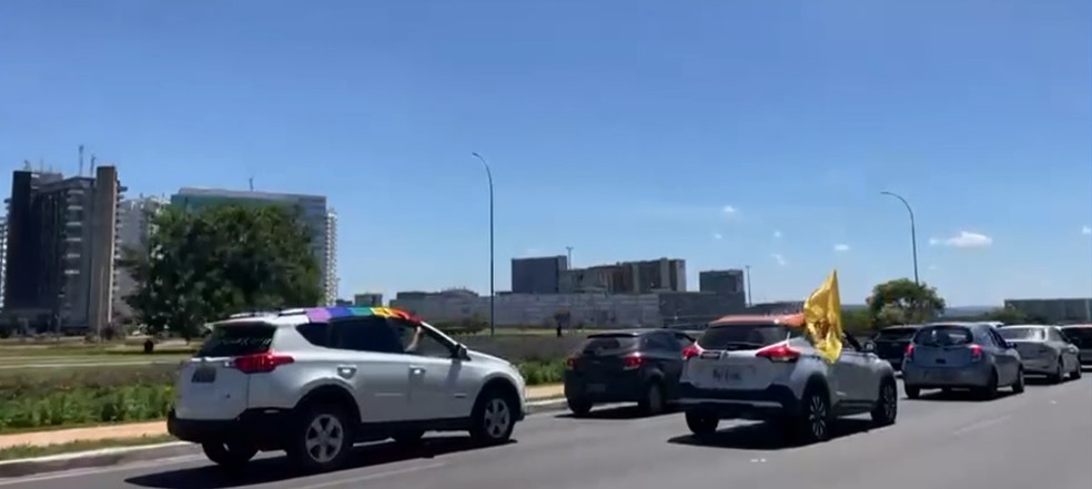 Carreata contra Bolsonaro e a favor da vacina percorreu o Eixo Monumental, em Brasília — Foto: Reprodução/TV Globo