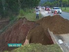 Cratera invade calçada e complica vida de moradores na Grande SP