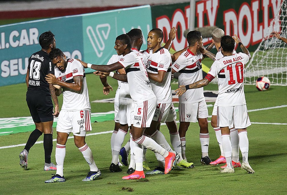 Jogadores do São Paulo comemoram gol contra o Bragantino — Foto: Rubens Chiri
