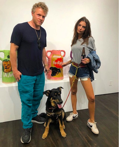 A atriz e modelo Emily Ratajkowski na companhia do marido e do cachorro dos dois (Foto: Instagram)