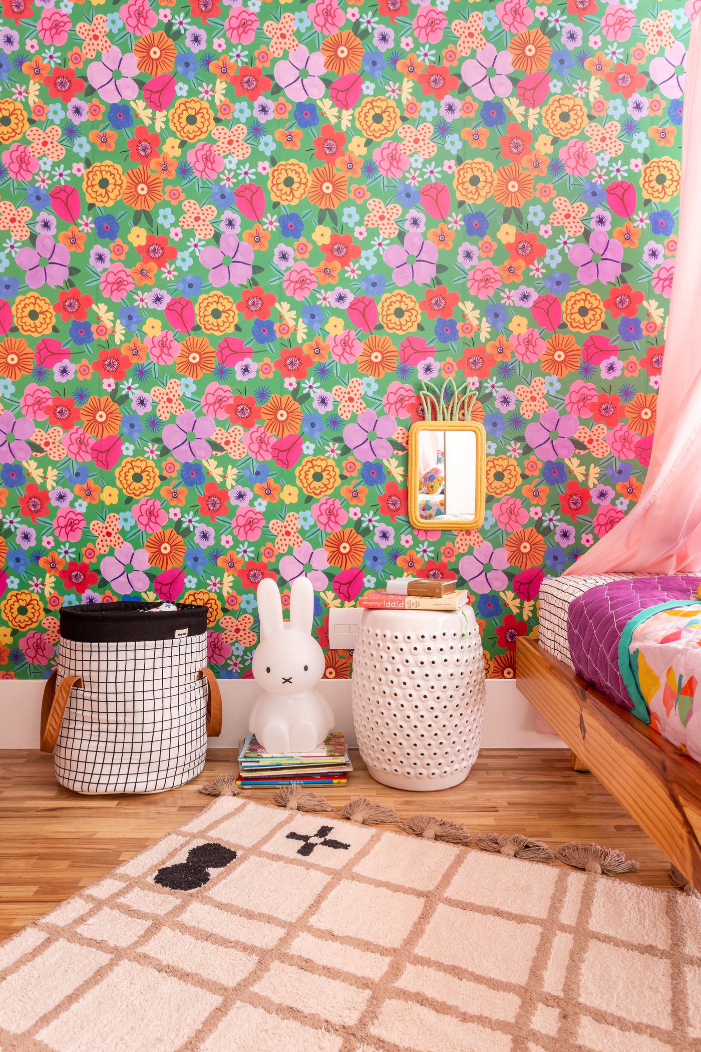 Décor do dia: quarto infantil com papel de parede floral e cantinho de estudos (Foto: Mariana Lima)