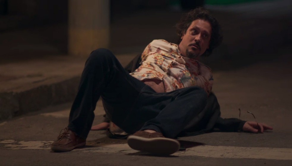 Mario (Lucio Mauro Filho) cai no chão — Foto: Globo